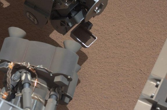 Curiosity Rover Gets the ‘Scoop’ on Mars