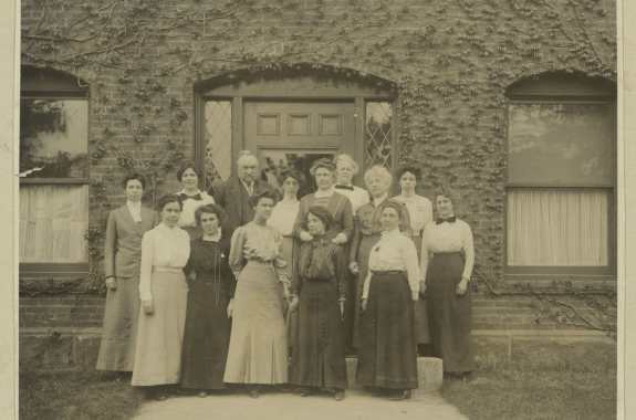 a black and white image of a group of women in the 20th century who are a class of female astronomers at harvard