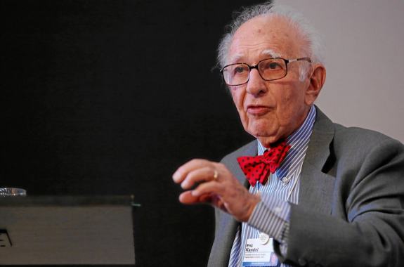 eric kandel wearing red bow tie and gesturing with hand with giving a speech